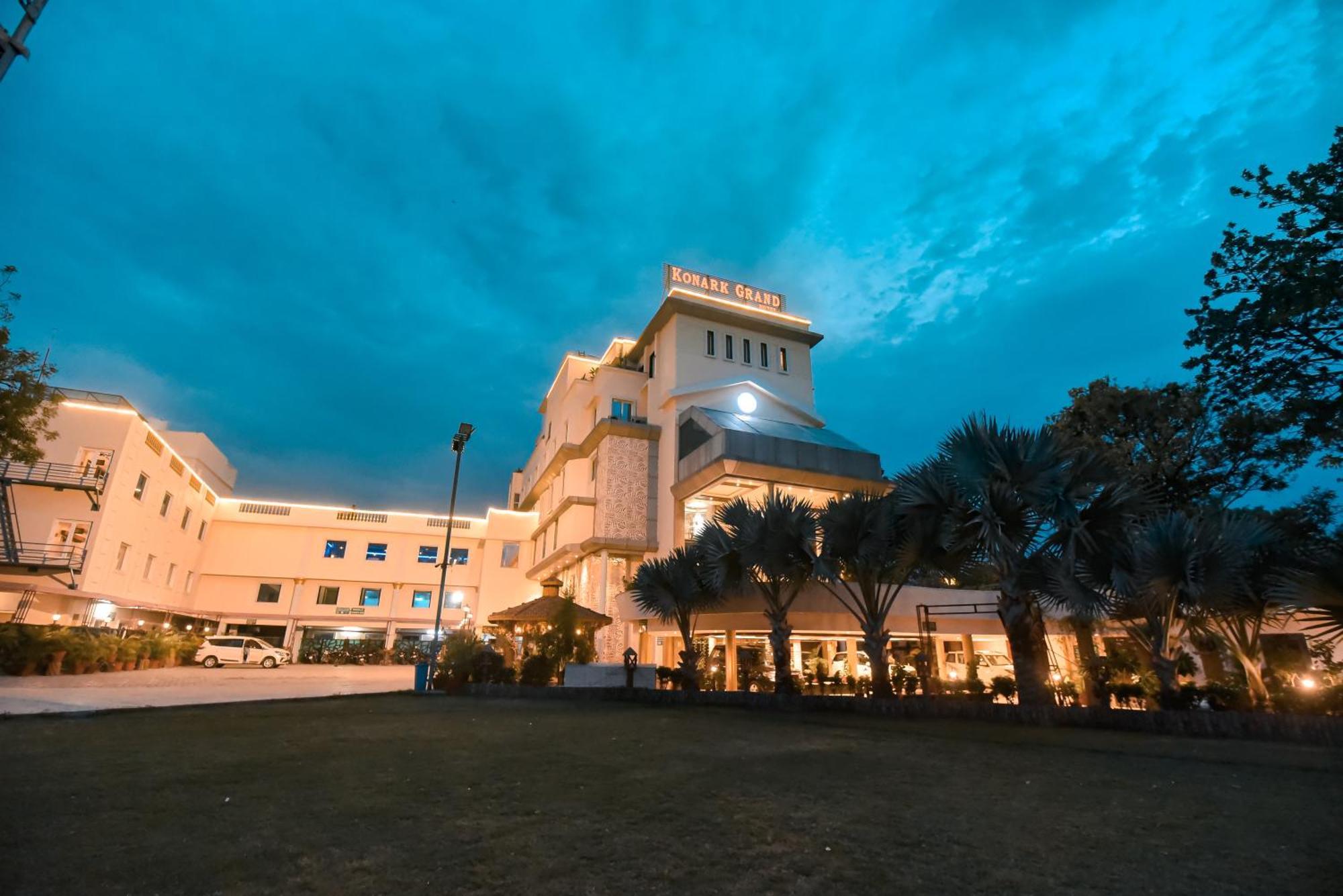 Konark Grand Hotel Mirzapur Exterior photo