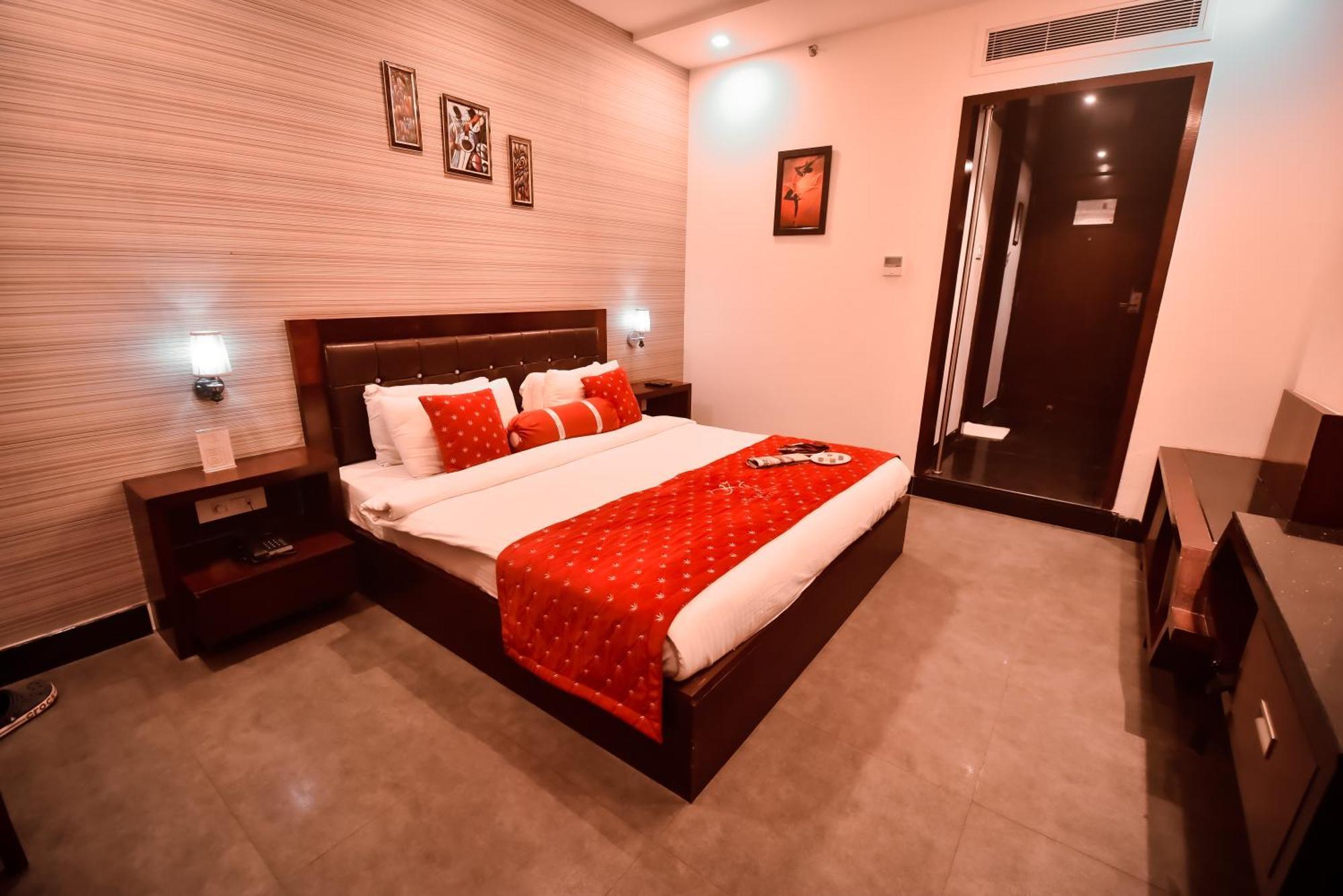 Konark Grand Hotel Mirzapur Exterior photo